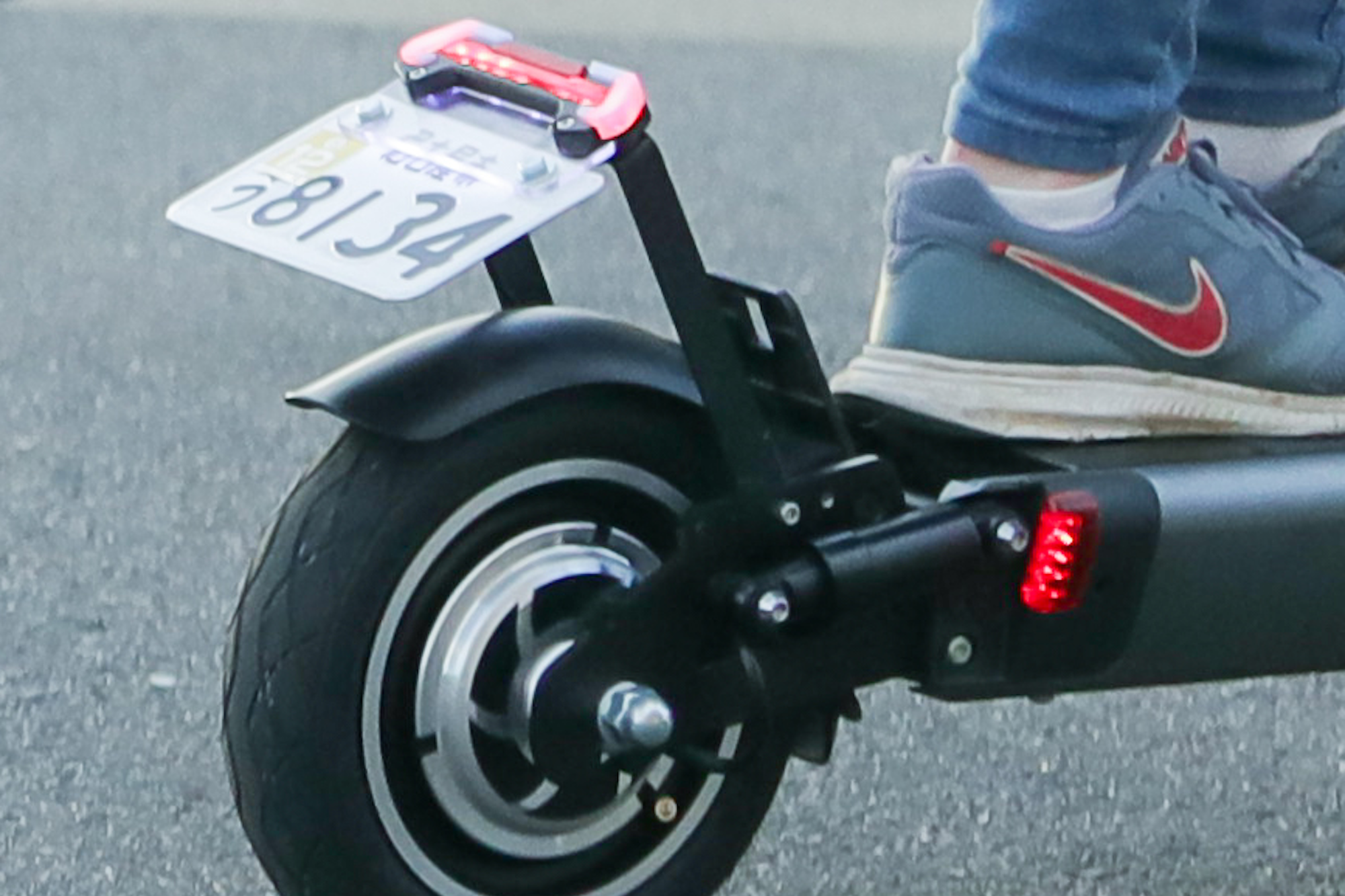 ナンバーが取れる公道走行可能な合法電動キックボード「COSWHEEL EV